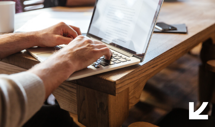 Personne en train de rédiger un article